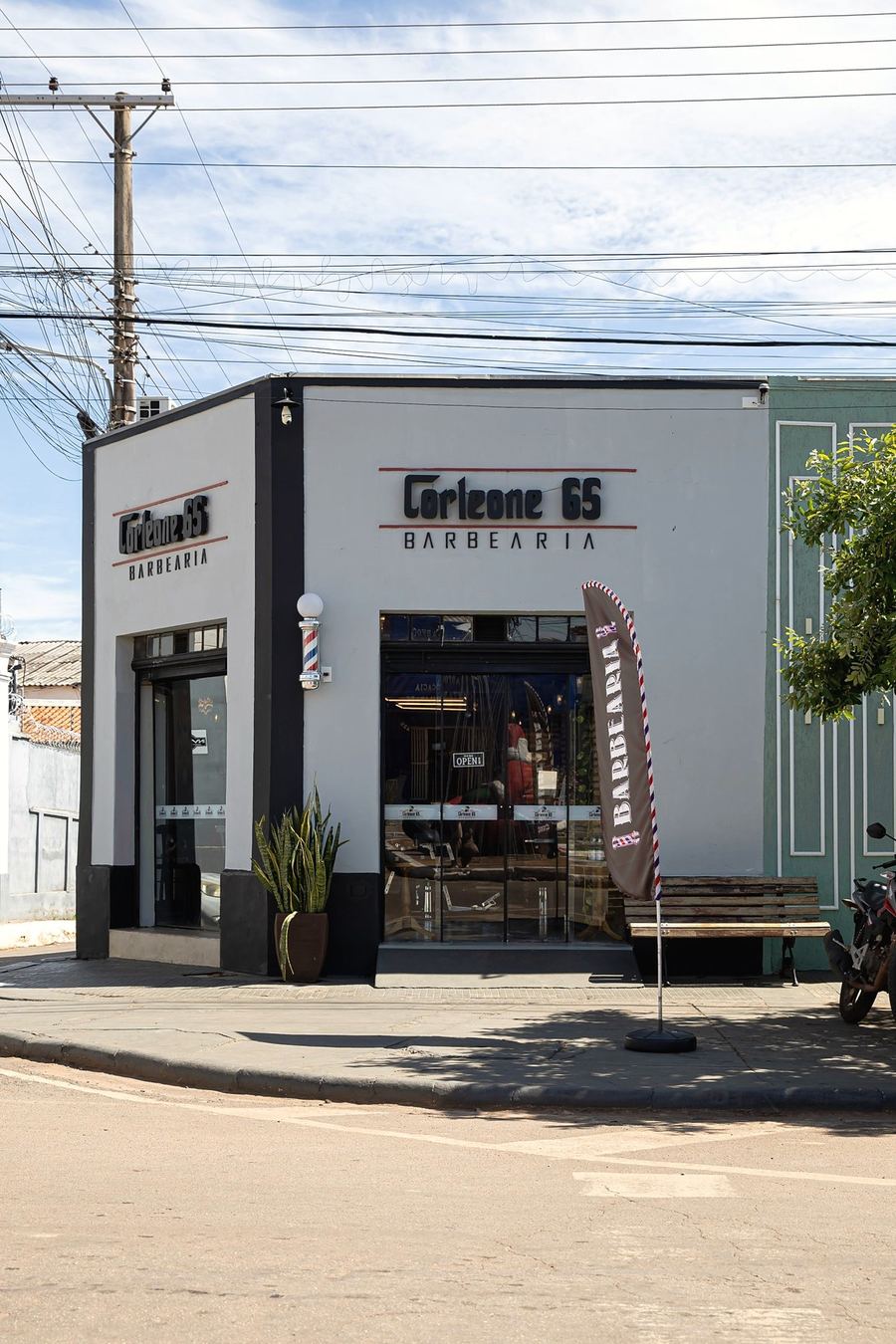 Fachada da Corleone 65 Barbearia na esquina da Praça da Matriz